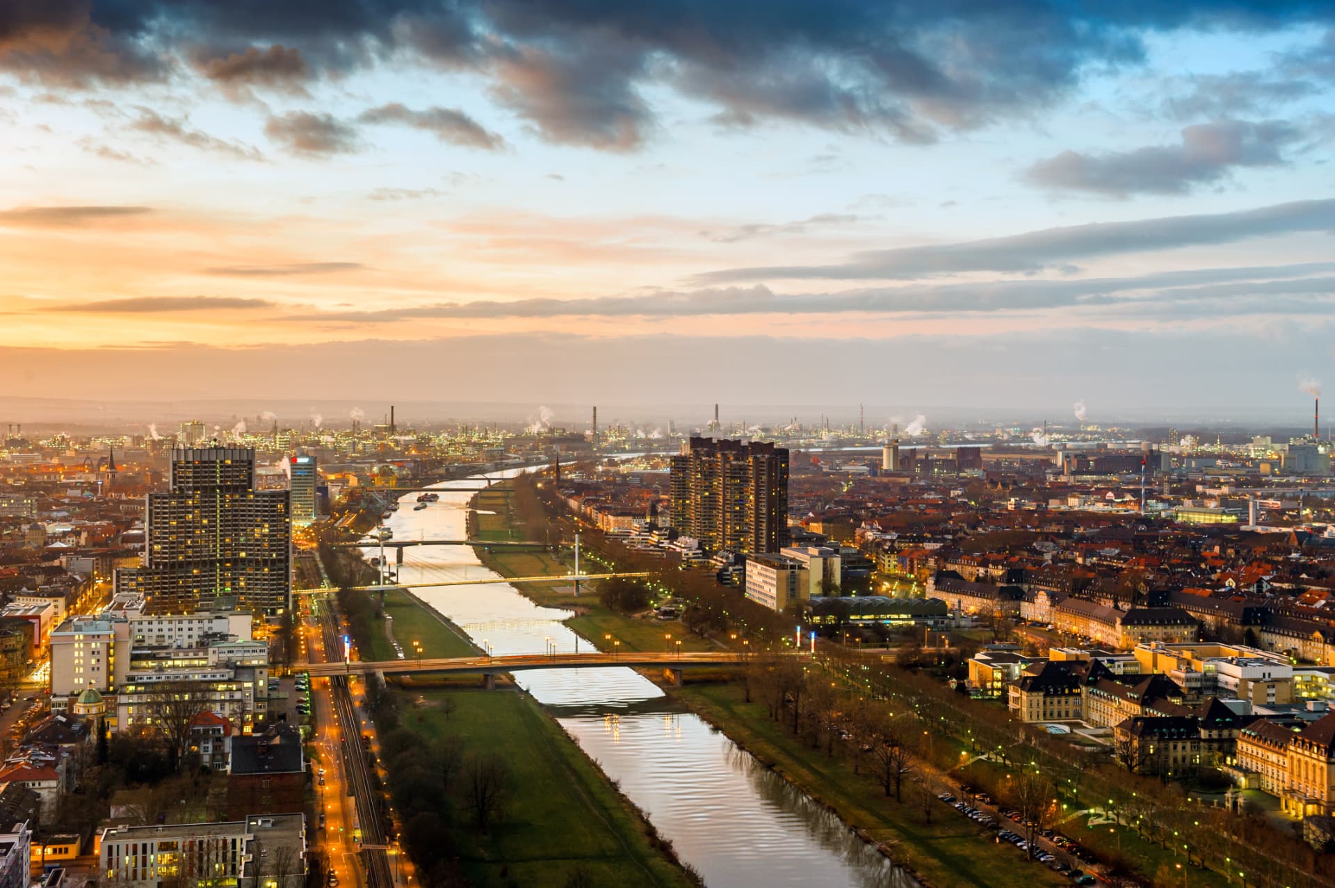 Skyline von Mannheim am Neckar in der Abenddämmerung